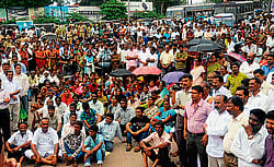 PEOPLE UNITED FOR A CAUSE: Protesters gathers near Deputy Commissioners office to flay Morning Mist homestay attack and moral policing, in Mangalore on Tuesday. (Below) Karavali Souhardha Sangarsha Samiti President and MLA Ramanath Rai addressing protesters. DH Photos