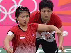 This picture taken on July 31, 2012 during the London 2012 Olympic shows Indonesia's Greysia Polii (L) playing a shot as partner Meiliana Jauhari (R) looks on during the end of their disputed match against South Korea's Kim Min Jung and Ha Jung Eun (not pictured). The Indonesian badminton association banned its women's doubles pair from competitions for four months after they were disqualified for throwing a match in the Olympics, an official said on September 5. AFP