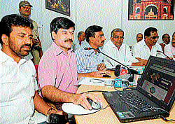 on the net: Minister S&#8200;A&#8200;Ramdas clicks the mouse, launching&#8200;Dasara website in Mysore on Saturday. &#8200;MUDA&#8200;chairman L&#8200;Nagendra, deputy commissioner P&#8200;S&#8200;Vastrad, Karnataka Housing&#8200;Board chairman G&#8200;T&#8200;Devegowda, MLC&#8200;Sandesh Nagaraj and MCC commissioner M&#8200;R&#8200;Ravi are seen. DH Photo