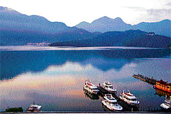 sights The Sun Moon Lake; (below) Queens Head at Yeliu Geological Park (photo by author).