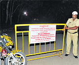 Police keep vigil on the Bangalore University campus at Jnanabharathi on Monday. DH Photo / B K Janardhan