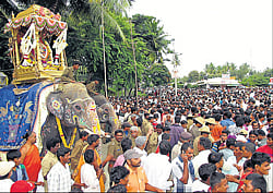 tradition: Elephant Abhimanyu carries the wooden howdah with the idol of Goddess Chamundeshwari inside at Srirangapatna Dasara on Saturday. dh photo