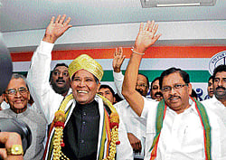 warm welcome: Union Minister for Minority Affairs K Rahman Khan waves at his  supporters, during a felicitation programme in Bangalore on Saturday. KPCC president G Parameshwara and former Union minister M V Rajashekaran are seen. DH Photo