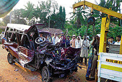 Mangled remains of the SUV that was involved in an accident at Channarayapatna.  DH Photo