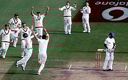 Australia's Mitchell Starc (C) runs to celebrate with team mates after he took the final wicket of Sri Lanka's Shaminda Eranga to win the first cricket test at Bellerive Oval in Hobart December 18, 2012. REUTERS