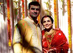 Indian Bollywood film actress Vidya Balan (R) and her husband Siddharth Roy Kapur pose together during their Wedding Ceremony in Mumbai on December 14, 2012. AFP PHOTO