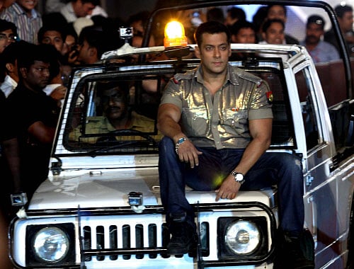 Indian Bollywood actor Salman Khan poses as he attends the Big Star Entertainment Awards 2012 ceremony in Mumbai late December 16, 2012. AFP PHOTO/STR
