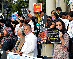 Samanata Mahila Vedike and other organisations members staging a protest against the gang rape which took place in Delhi, in front of Town Hall in Bangalore on Friday. DH photo