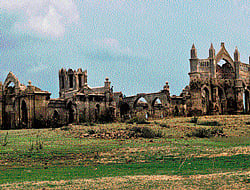 Shettihalli church and (right) Badami lake. (Photos by the author)