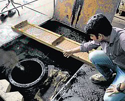 DANGEROUS:Aworker at Hi-Tech Forging (Bangalore) Pvt Ltd points to the oil tank in which threeworkers died on Thursday. DH PHOTO