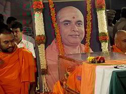 A huge number of devotees are paying rich tributes to Balagangadharnath Swamiji, who passed away at Adichunchanagiri Mutt, Vijayanagar in Bangalore on Sunday. Photo/ B H Shivakumar