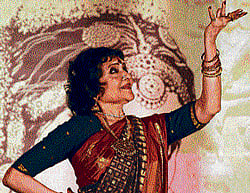 Dr Vyjayanthimala performs Balis Bharatanatya for the Nataraja Samman programme.