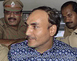 Burglar Devinder Singh alias 'Bunty chor' being brougt to Thiruvananthapuram by police on Monday. PTI