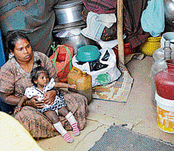 nowhere to go: Ejipura evictee Vijayalakshmi threatened on Wednesday to immolate  herself if she and her family were forced out of their makeshift shelter by the police. dh Photo