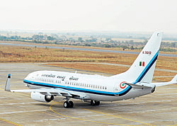 Matter of pride: VVIP aircraft Rajdooth, Boeing-737, makes successful landing at Hubli airport on Sunday. DH Photo