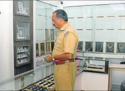 A police officer inspecting the jewellery shop that was burgled in Mysore on Tuesday. dh photo