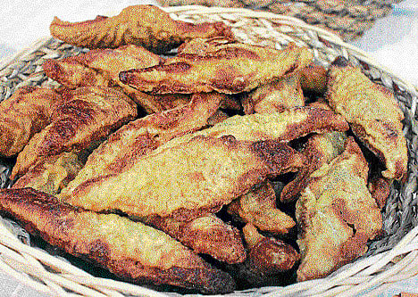 Tasty: Sri Lankan sweetmeats Mun Keum and Athirasa (below).