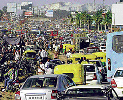 gridlock: Chock-a-block traffic around Yelahanka air base on Sunday. DH Photo