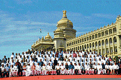memorable: Speaker K G Bopaiah and Chief Minister Jagadish Shettar, with ministers, legislators and officials, pose for a photo shoot in front of the Vidhana Soudha on Wednesday. dh photo
