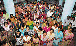 determined: Nurses working on contract basis stage a protest at the Bangalore Medical College and Research Institute (BMCRI)  premises in Bangalore on Monday. DH Photo