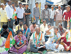 Dissent: Congress workers denied tickets to contest MCC polls, stage a protest in front of City Congress office in Mysore on Sunday. dh photo