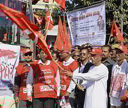 Tripura Chief Minister and CPI (M) politburo member Manik Sarkar inaugurating the partys Jatha programme with an awareness meeting at the Machkhowa ITA Complex in Agartala on Saturday. PTI Photo