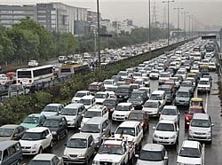Heavy traffic moves along a busy road as it rains during a power-cut at the toll-gates at Gurgaon on the outskirts of New Delhi July 31, 2012. Credit: Reuters