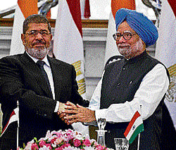 Prime Minister Manmohan Singh shakes hands with Egyptian President Mohamed Morsy after a meeting in New Delhi on Tuesday. AFP