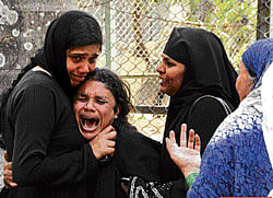 Relatives mourn Mohammed Yasin who was  murdered at Govindapura bus stop on Tuesday. dh photo