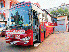 (Left) A partial view of the mobile blood bank bus when it arrived at Indian Red Cross Society, DK branch, in Lady Goschen hospital premises in Mangalore on Sunday. DH Photos