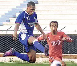 Mumbai Tigers Demba Dikhate (left) shootspast Langsnings L Devit Meetei on Saturday. DH PHOTO