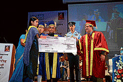 Bandana Kumari receives cash award at the convocation.