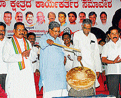 Siddaramaiah and V Sreenivas Prasad beat drums during Krishnaraja constituency Congress workers convention at Mysore, on Wednesday. Congress leaders Rizwan Arshad, C Dasegowda, M K Somashekar and M Satyanarayana are seen.
