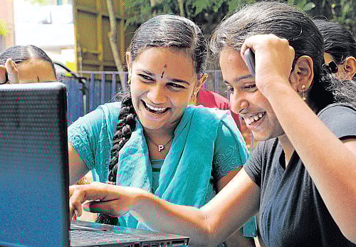 wow: Students jubilant after knowing their SSLC examination results in the website, in Bangalore on Monday. DH Photo