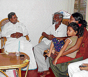Chief Minister-designate Siddaramaiah with the family of writer Devanuru Mahadeva at the latter's residence in Mysore on Sunday. Mahadeva's wife Professor Sumitra Bai, daughter Mitha and granddaughter are with them. DH photo