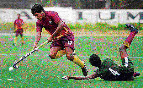 Charging ahead: Karnataka's Naeemuddin (left) dribbles past Jharkhand's Budhram Dodhrai (right) during their IHF National hockey championship match on Monday. DH photo