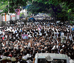 Ceremony turns into a grand show of Congress unity