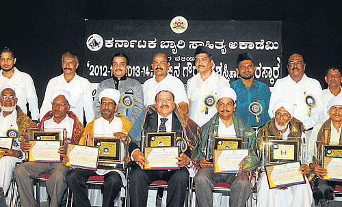 Recipients of Karnataka Beary Sahitya Academy awards with the guests at Town Hall in Mangalore on Saturday. DH&#8200;photo