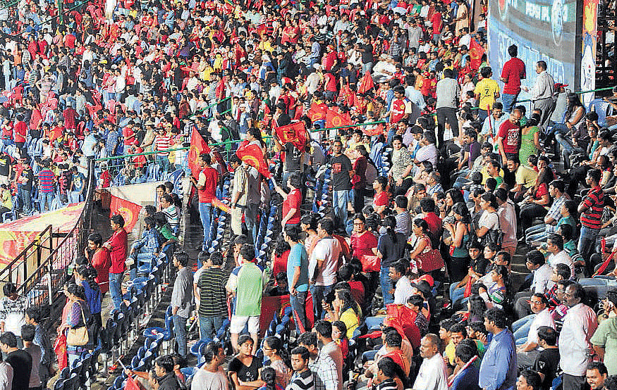 Excited: In spite of the rain, the stadium was packed with fans on Saturday night. dh photos by Srikanta Sharma R