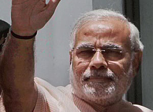 Modi meets Vajpayee, Advani with an eye on LS polls