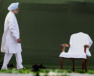Prime Minister Manmohan Singh arrives to pay tributes to former Prime Minister Rajiv Gandhi on his 22nd death anniversary at his memorial 'Vir Bhumi' in New Delhi on Tuesday. PTI Photo
