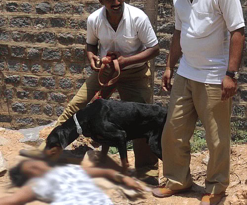 Police inspecting the crime scene at Guruguntepalya, where the dead body of the victim Ramya was found in Bangalore on Wednesday.DH PHOTO