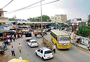 RUSH HOUR: Traffic rush and congestion are on the rise on the KGF-Kolar Main Road in Bangarpet. dh photo