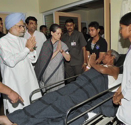 Prime Minister Manmohan Singh and Congress President Sonia Gandhi meeting an injured person at a hospital in Raipur on Sunday, a day after the Congress party's convoy was attacked by Maoists in Bastar. PTI Photo