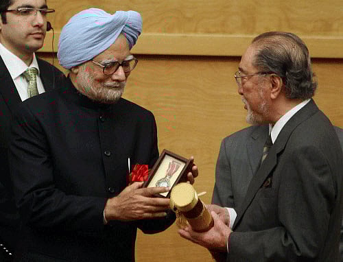 Prime Minister Manmohan Singh presents Padma Shri for 2013 to Professor Noboru Karashima during a reception hosted by Japan-India Association, Japan-India Parliamentary Friendship League and Friendship Exchange Council in Tokyo in Japan on Tuesday. PTI Photo