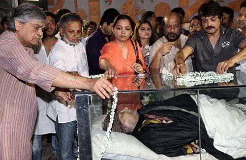 Director Sandip Roy, actor Prasenjit, June Malya and others paying tribute to film maker Rituporno Ghosh at Nandan in Kolkata on Thursday. PTI Photo