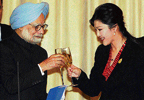 Manmohan Singh raises a toast with his Thailand counterpart Yingluck Shinawatra in Bangkok on Thursday. PTI