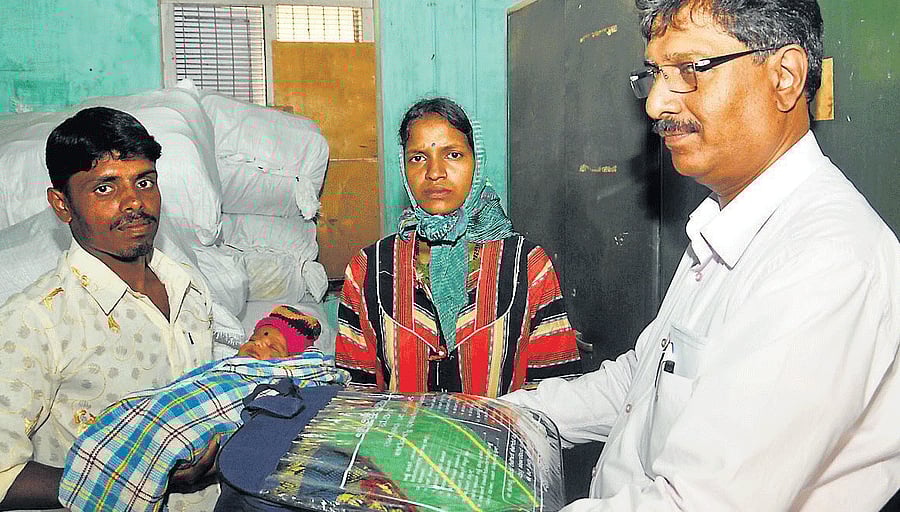 Ravi H R and Siddaraji of Heggadahalli, Nanjangud taluk along with their newborn receive the Madilu kit at Cheluvamba Hospital, in Mysore, on Saturday. dh photo