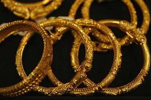 Gold jewellery is displayed in a jewellery shop in Kolkata December 15, 2009. Reuters