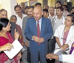 Lokayukta Justice Y Bhaskar Rao interacts with patients and doctors at KC General Hospital in the City during a surprise inspection on Tuesday. DH Photo.